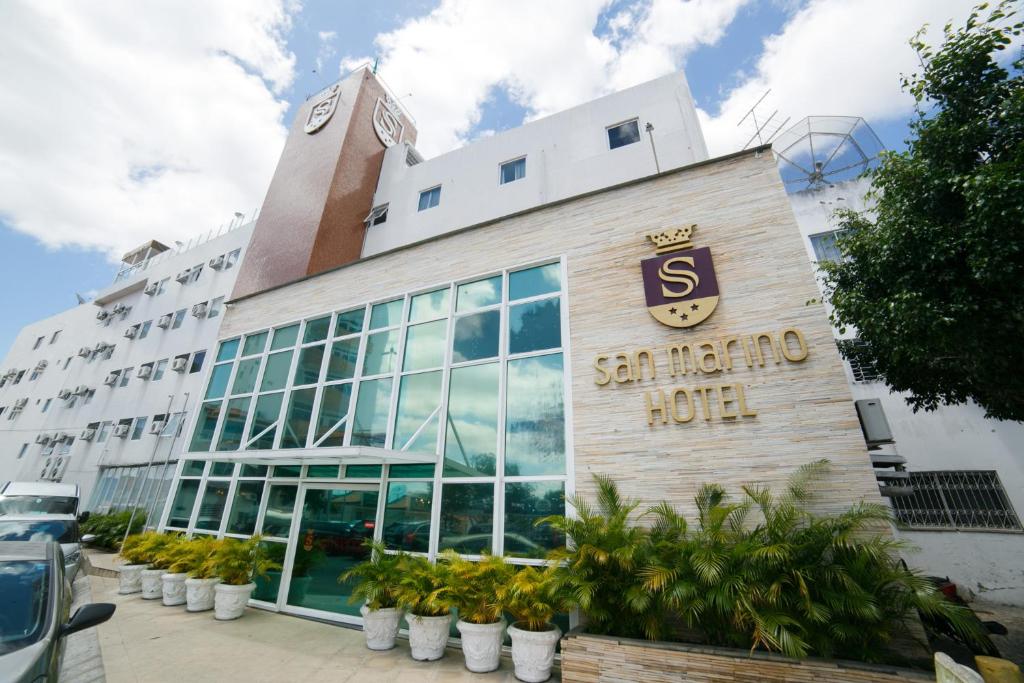 a building with a santa ana hotel at San Marino Hotel in Paulo Afonso