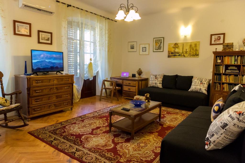 Telewizja i/lub zestaw kina domowego w obiekcie Noemi City Apartments