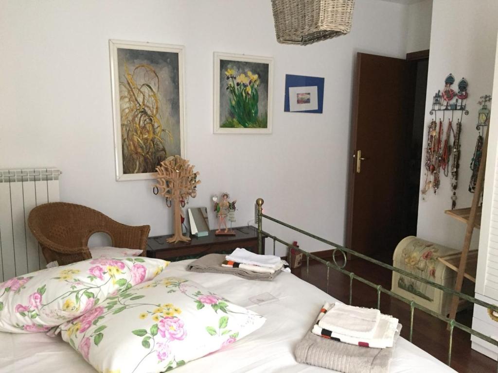 ein Schlafzimmer mit einem Bett mit Kissen darauf in der Unterkunft Casa Girasole in Fino Mornasco