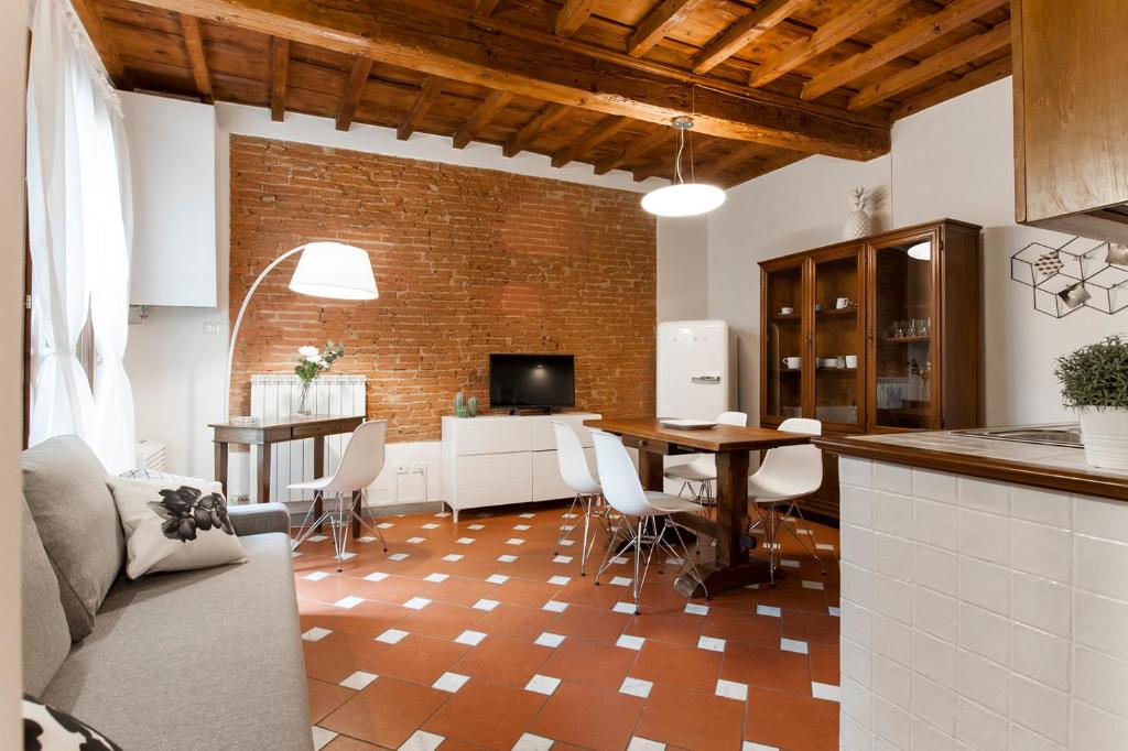 フィレンツェにあるBorgo Pinti Apartmentのキッチン、リビングルーム(テーブル、椅子付)