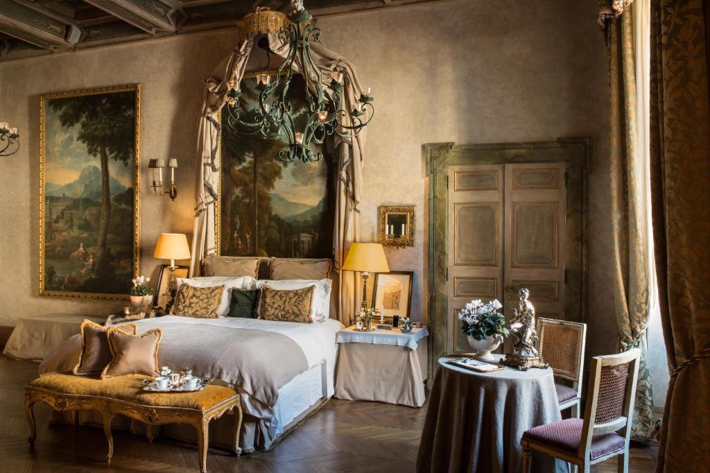 - une chambre avec un lit orné d'une grande peinture murale dans l'établissement Residenza Napoleone III, à Rome