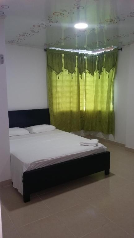 מיטה או מיטות בחדר ב-Hostal Apartamentos Delgado