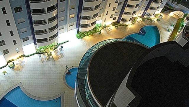 an aerial view of a courtyard in a building at Águas da Serra Apart in Rio Quente