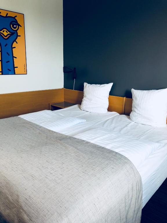 Ένα ή περισσότερα κρεβάτια σε δωμάτιο στο Hotel Garni