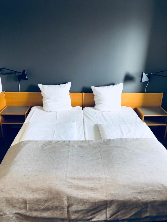 Ένα ή περισσότερα κρεβάτια σε δωμάτιο στο Hotel Garni