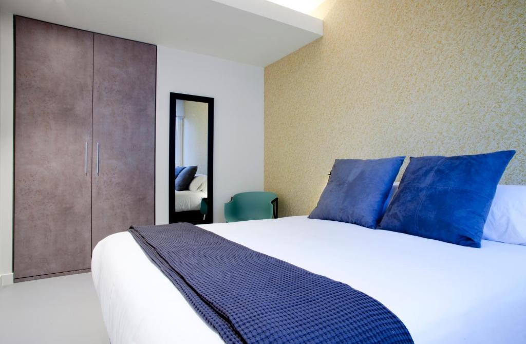 Postel nebo postele na pokoji v ubytování Bilbao Centric Apartments