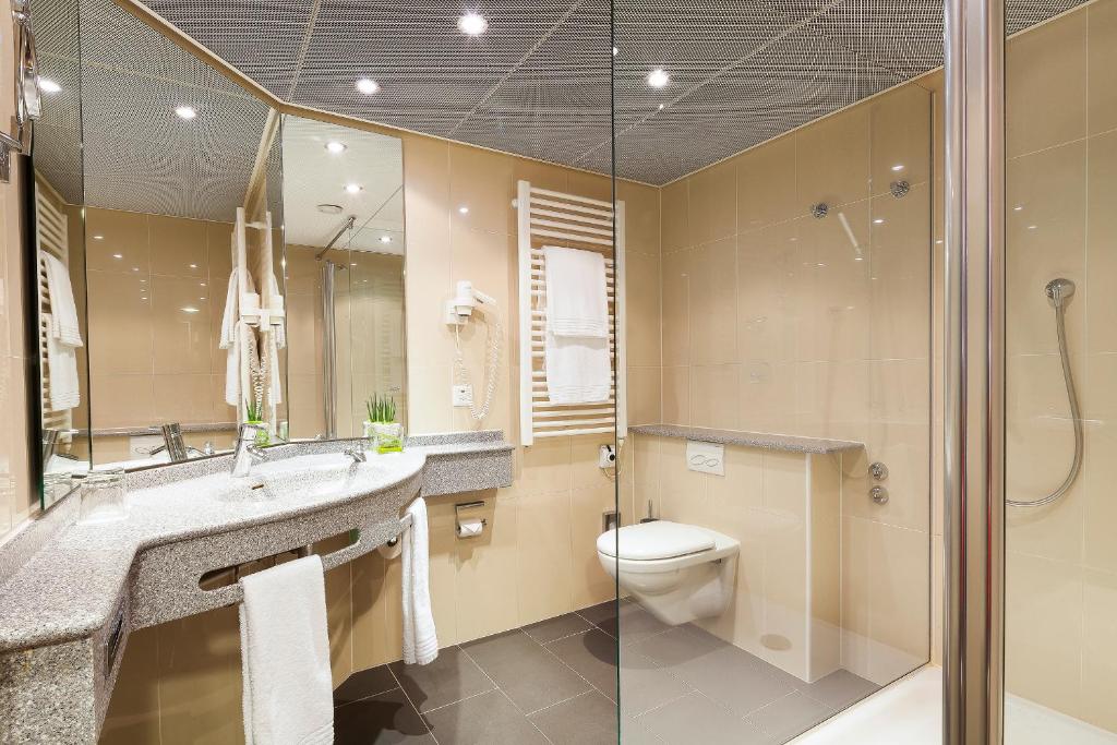 Koupelna v ubytování Ramada by Wyndham Baden Hotel du Parc