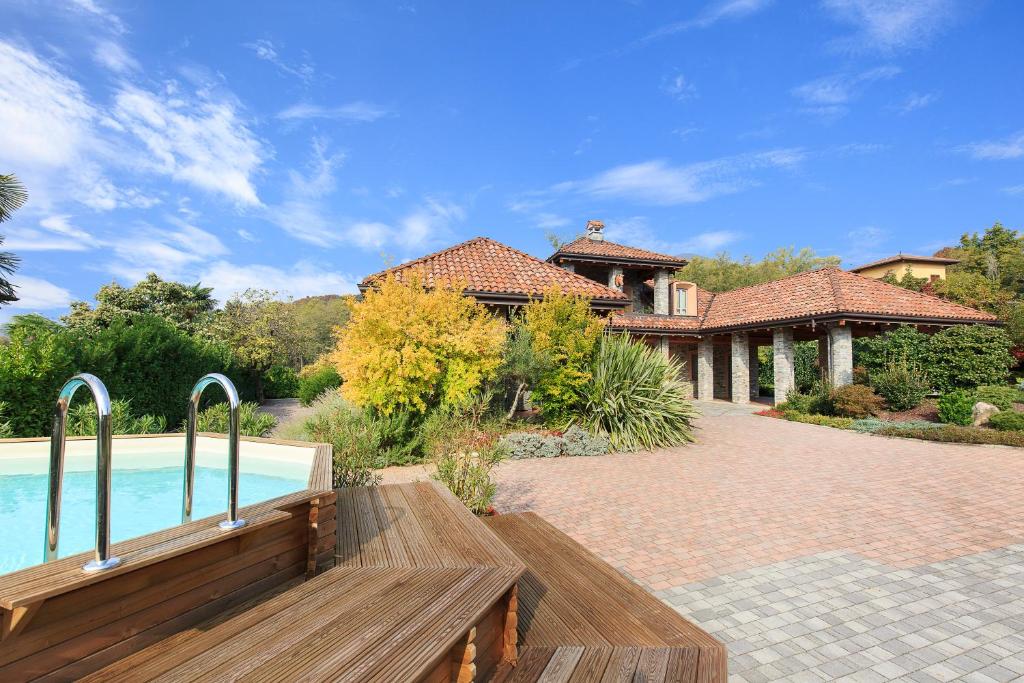 une maison avec piscine et une maison dans l'établissement Villa Il Grotto, à Verbania