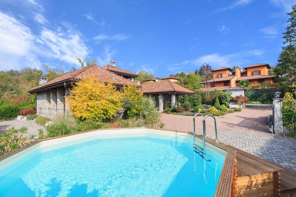 een groot zwembad voor een huis bij Villa Il Grotto in Verbania