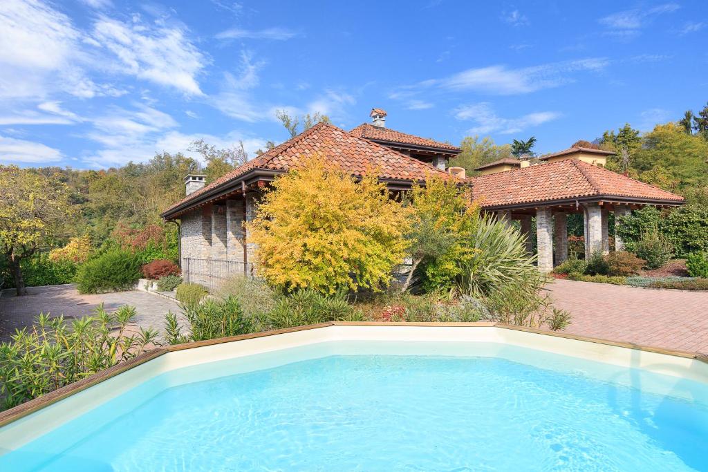 une grande piscine devant une maison dans l'établissement Villa Il Grotto, à Verbania