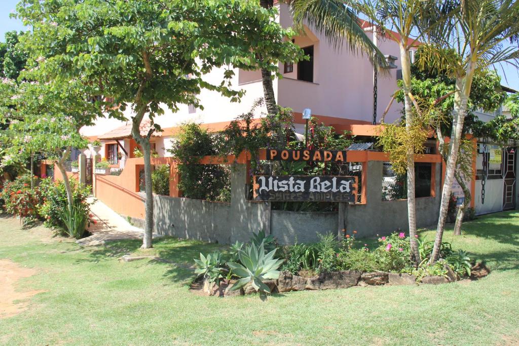 a building with a sign that reads puebla music club at Pousada Vista Bela in Guarapari