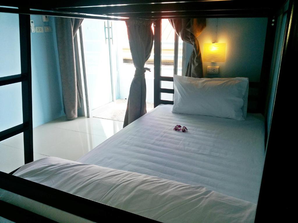 Postel nebo postele na pokoji v ubytování One One Hostel Patong