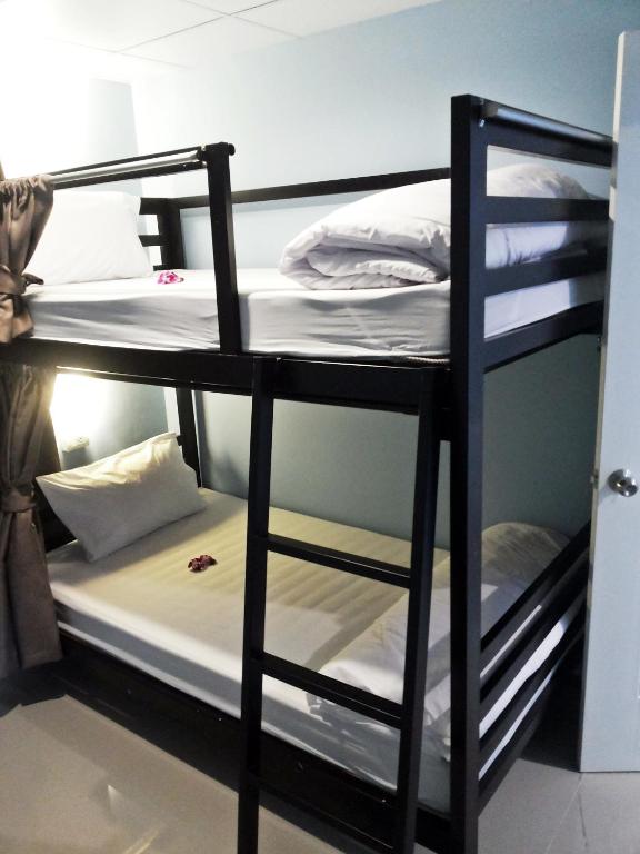 Postel nebo postele na pokoji v ubytování One One Hostel Patong