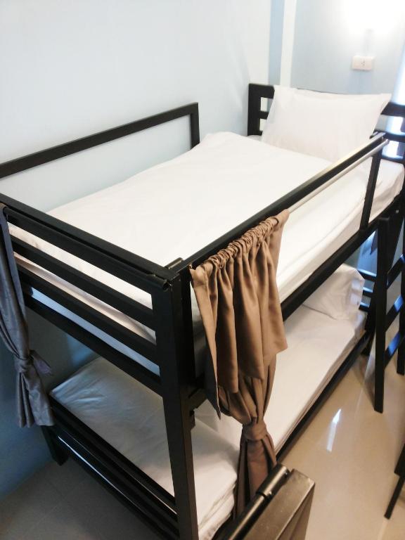 Postel nebo postele na pokoji v ubytování One One Hostel Patong
