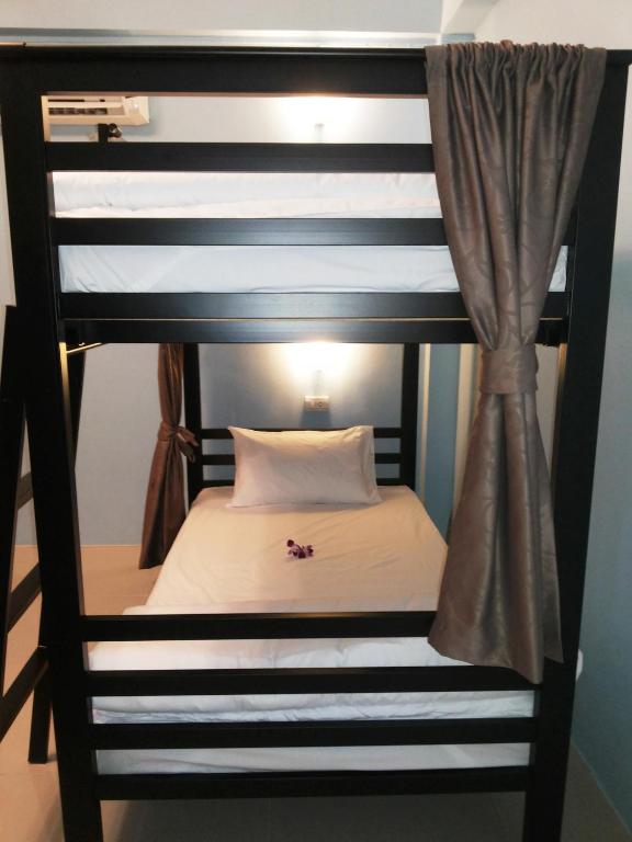 Postel nebo postele na pokoji v ubytování One One Hostel Patong