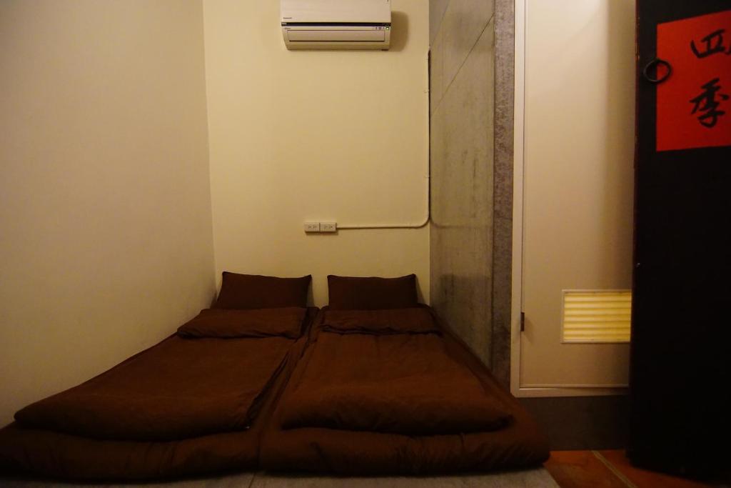 Postel nebo postele na pokoji v ubytování Beishan Old Western Style Hostel