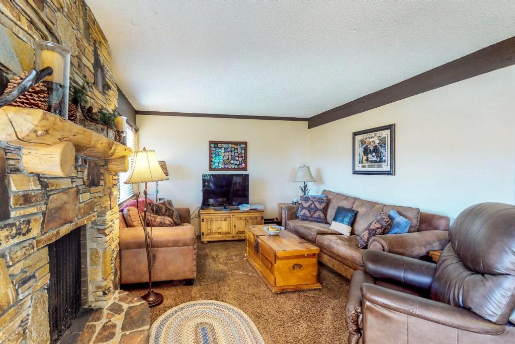 a living room with a couch and a fireplace at Mammoth Ski & Racquet Club #131 in Mammoth Lakes