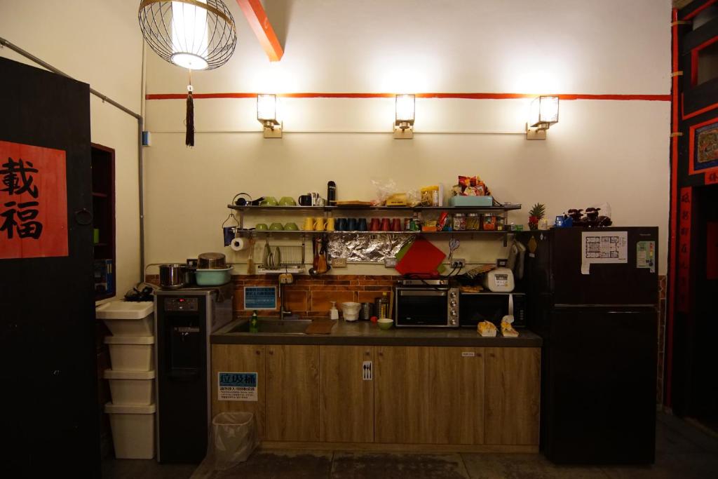 Příslušenství pro přípravu čaje a kávy v ubytování Beishan Old Western Style Hostel