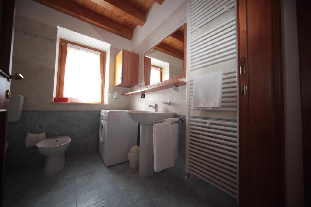 Koupelna v ubytování Albergo diffuso Valcellina e Val Vajont in Cimolais