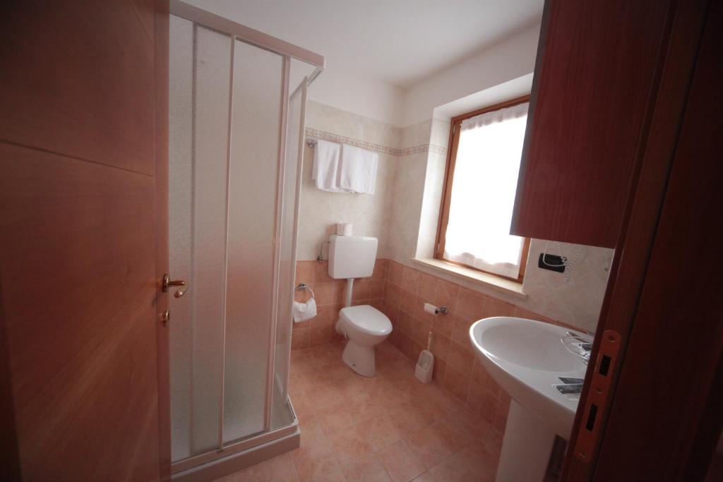 Koupelna v ubytování Albergo diffuso Valcellina e Val Vajont in Cimolais