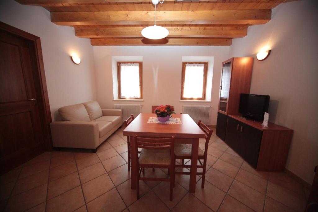 TV a/nebo společenská místnost v ubytování Albergo diffuso Valcellina e Val Vajont in Cimolais