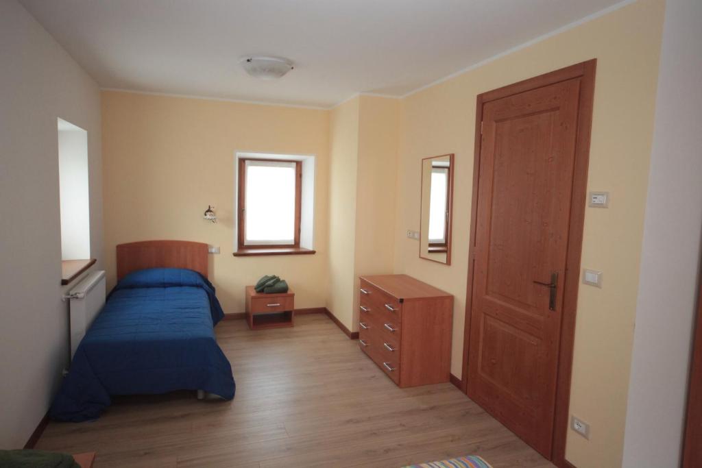 Postel nebo postele na pokoji v ubytování Albergo diffuso Valcellina e Val Vajont in Cimolais