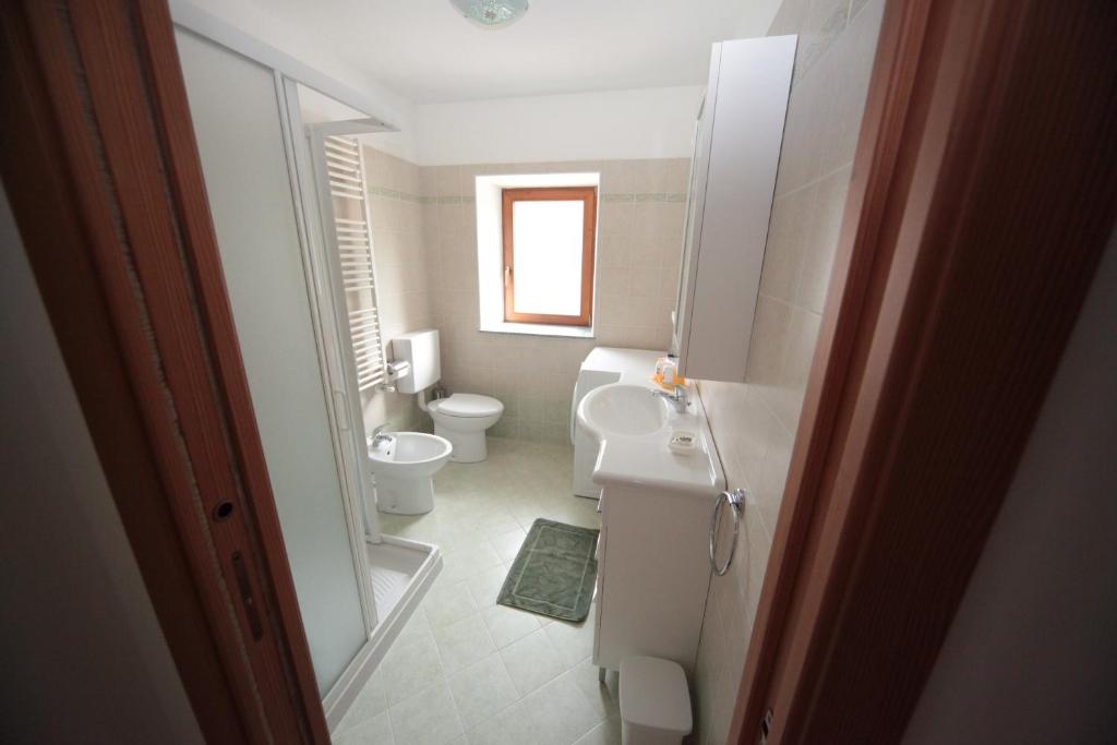 Koupelna v ubytování Albergo diffuso Valcellina e Val Vajont in Cimolais