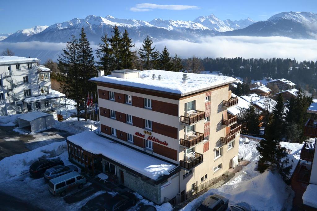 Nespecifikovaný výhled na hory nebo výhled na hory při pohledu z hotelu