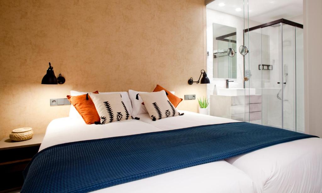 Postel nebo postele na pokoji v ubytování Bilbao Centric Apartments