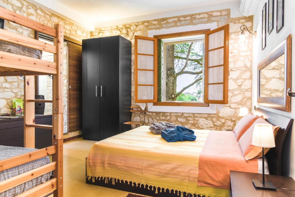Łóżko lub łóżka w pokoju w obiekcie Relais des Roches