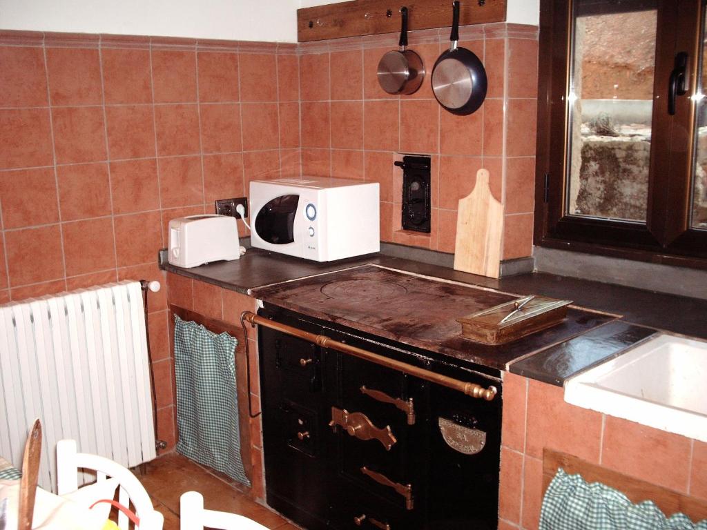 Kuchyň nebo kuchyňský kout v ubytování Casa Rural Barbadiel