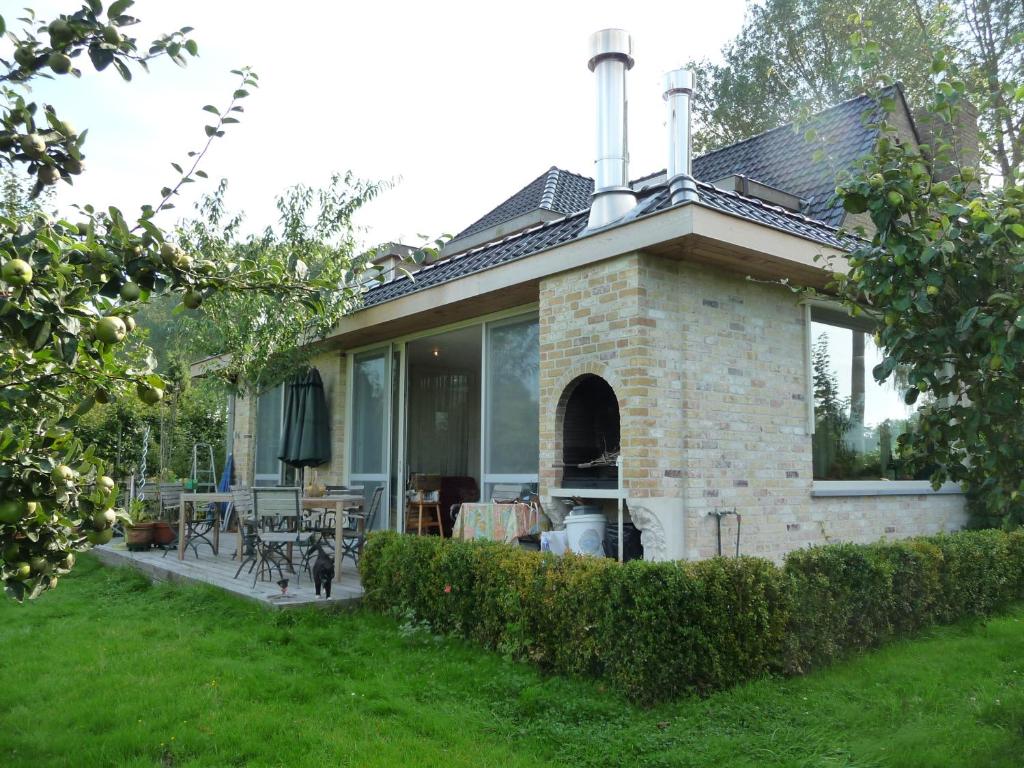uma casa de tijolos com um pátio no quintal em B&B Le Coquin em Bruges