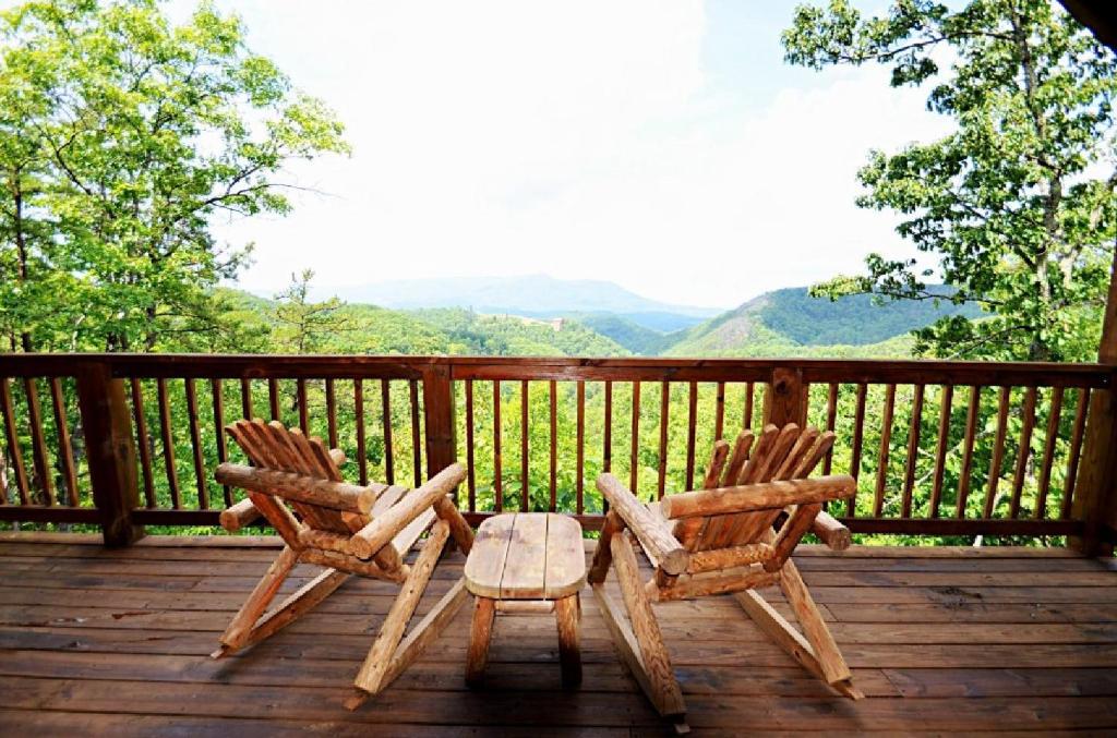 duas cadeiras num deque com vista para as montanhas em Honeymoon View #2 em Little Cove