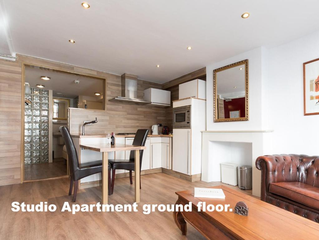 Een keuken of kitchenette bij Hotel de Vischpoorte, hartje Deventer en aan de IJssel