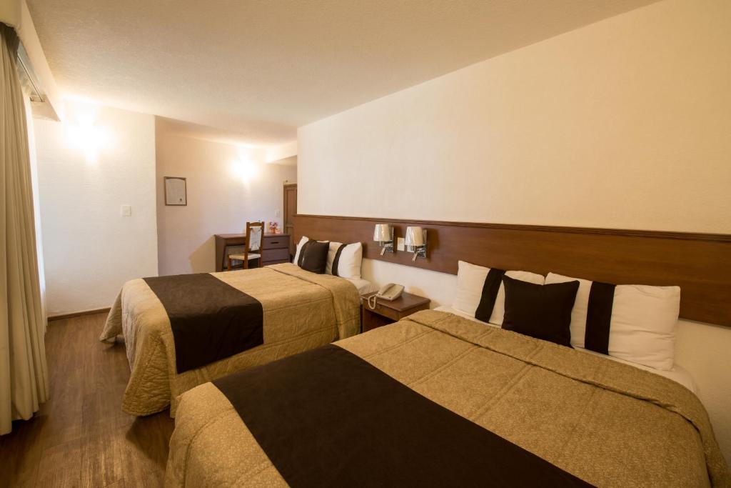 um quarto de hotel com duas camas num quarto em Quinta Rivera Hotel em Actopan