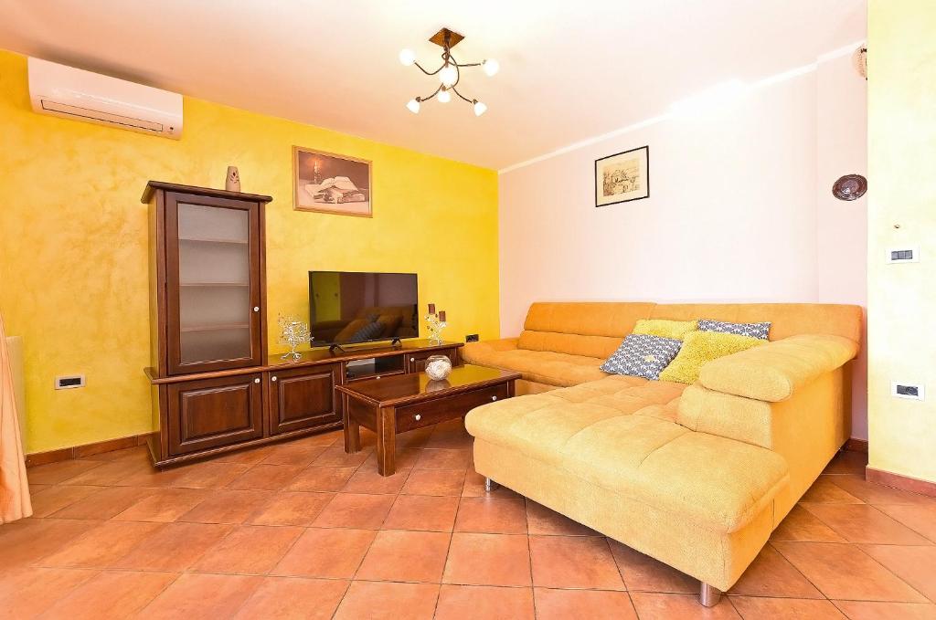 TV a/nebo společenská místnost v ubytování Apartment Modrusani 1561