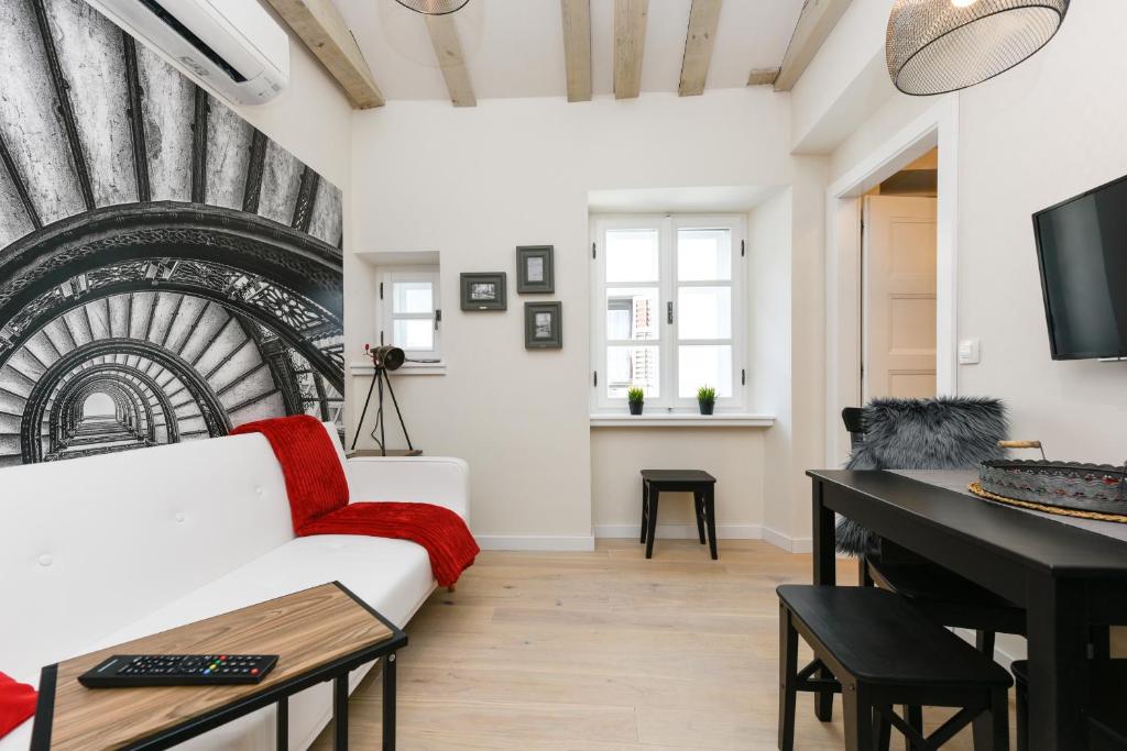 Televízia a/alebo spoločenská miestnosť v ubytovaní Apartments Santa Lucia Exclusive