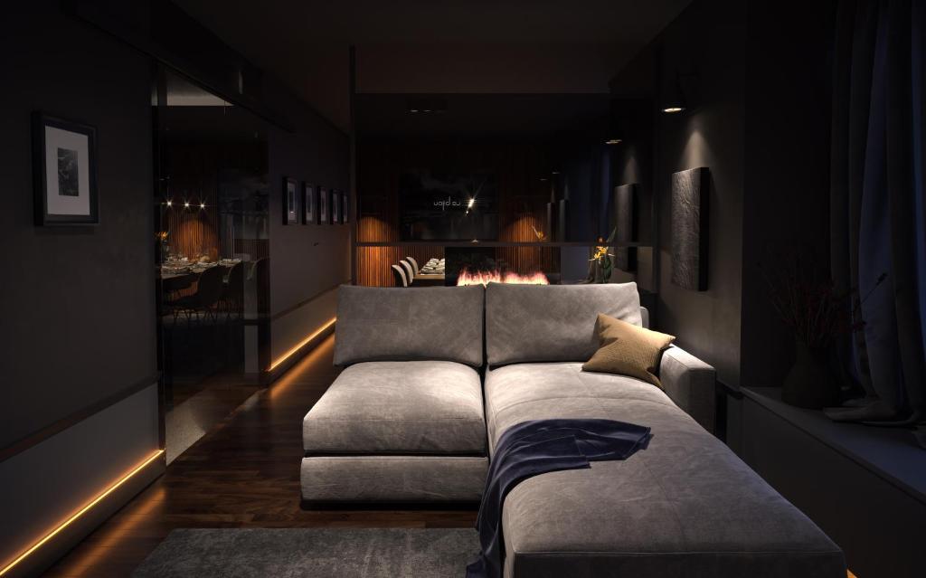 ein Wohnzimmer mit einem Sofa und einem Kamin in der Unterkunft Le Bijou Lintheschergasse / Zurich HB in Zürich