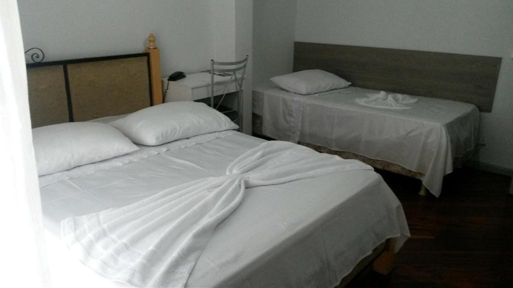 Postel nebo postele na pokoji v ubytování Rocha's Hotel