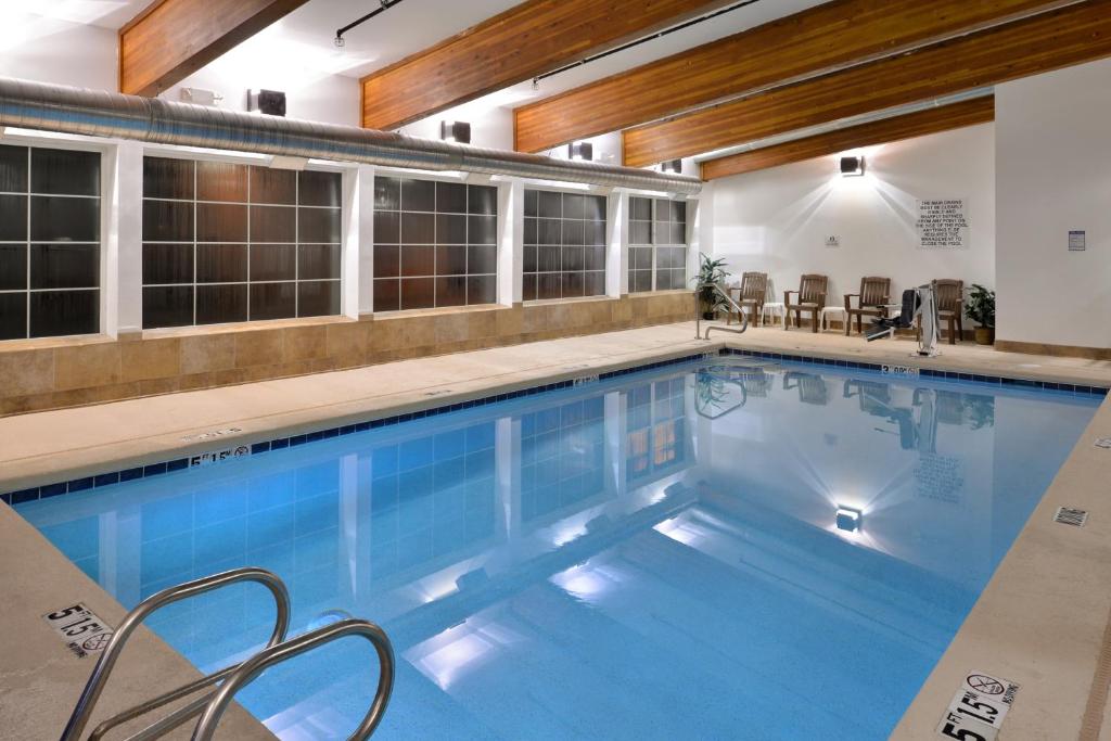 una grande piscina con acqua blu di Stage Coach Inn a West Yellowstone