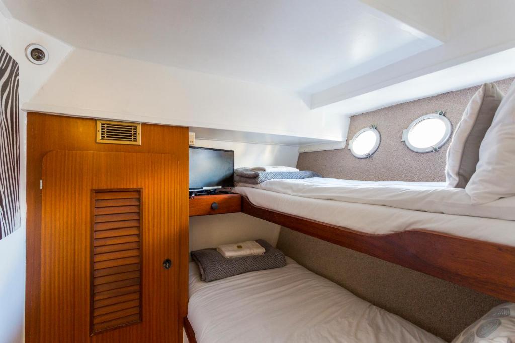 Llit o llits en una habitació de Eucala motor yacht
