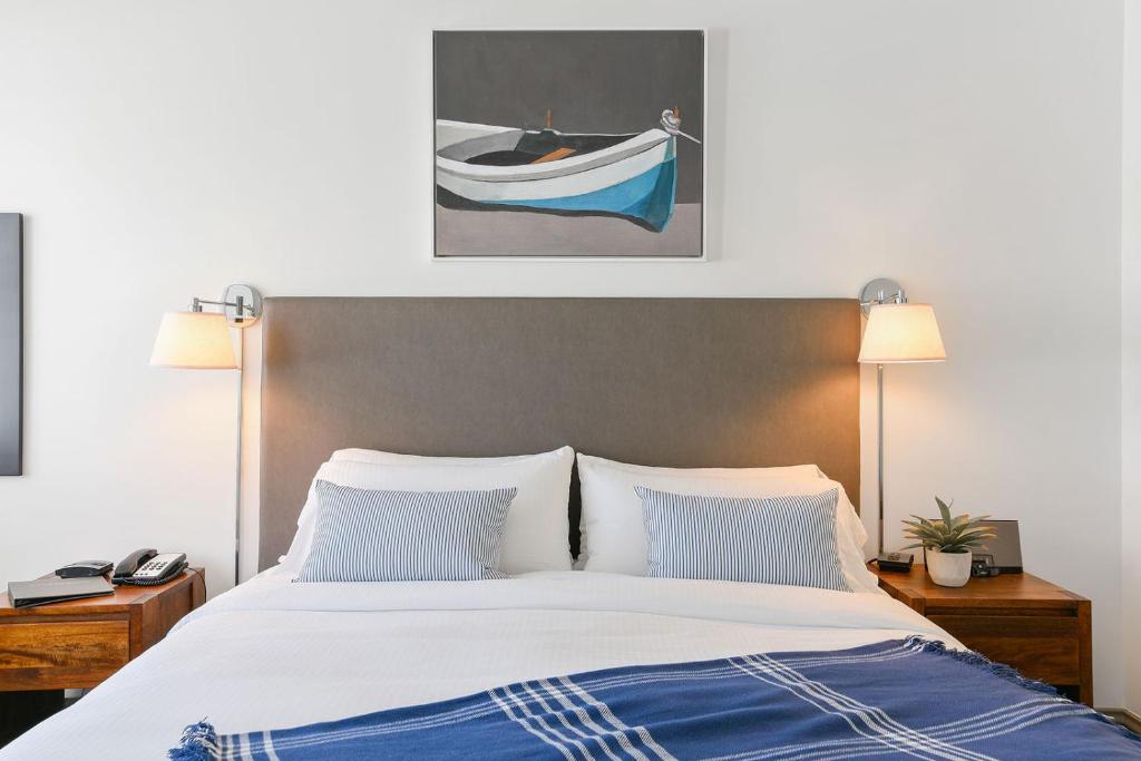 Postel nebo postele na pokoji v ubytování Waters Edge