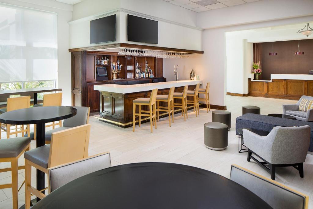Lounge o bar area sa DoubleTree by Hilton Los Angeles/Commerce