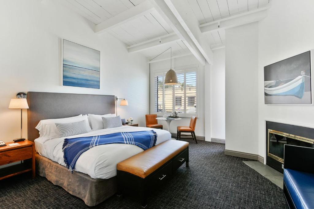 Waters Edge - Deluxe King Room