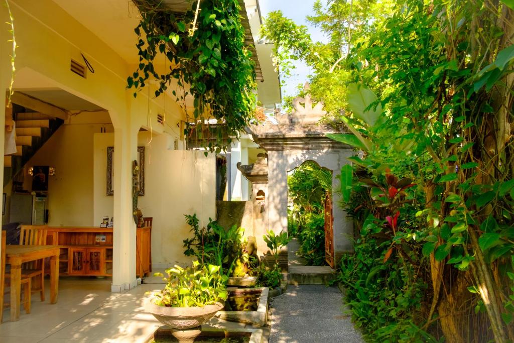 une cour d'une maison avec des plantes et une table dans l'établissement Semujan Bungalow, à Ubud