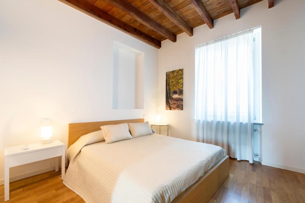 ミラノにあるラ メゾン デル カペストラーノの白いベッドルーム(ベッド1台、窓付)