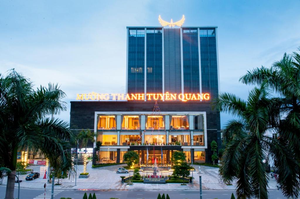hotel ze znakiem, który czyta złamane skrzydło w obiekcie Muong Thanh Grand Tuyen Quang Hotel w mieście Tuyên Quang