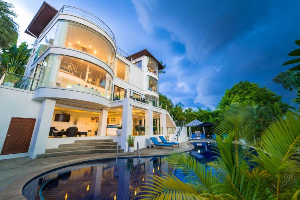 una casa grande con piscina frente a ella en White Stone - Luxurious Sunset View 4 Bed Pool Villa, en Nathon