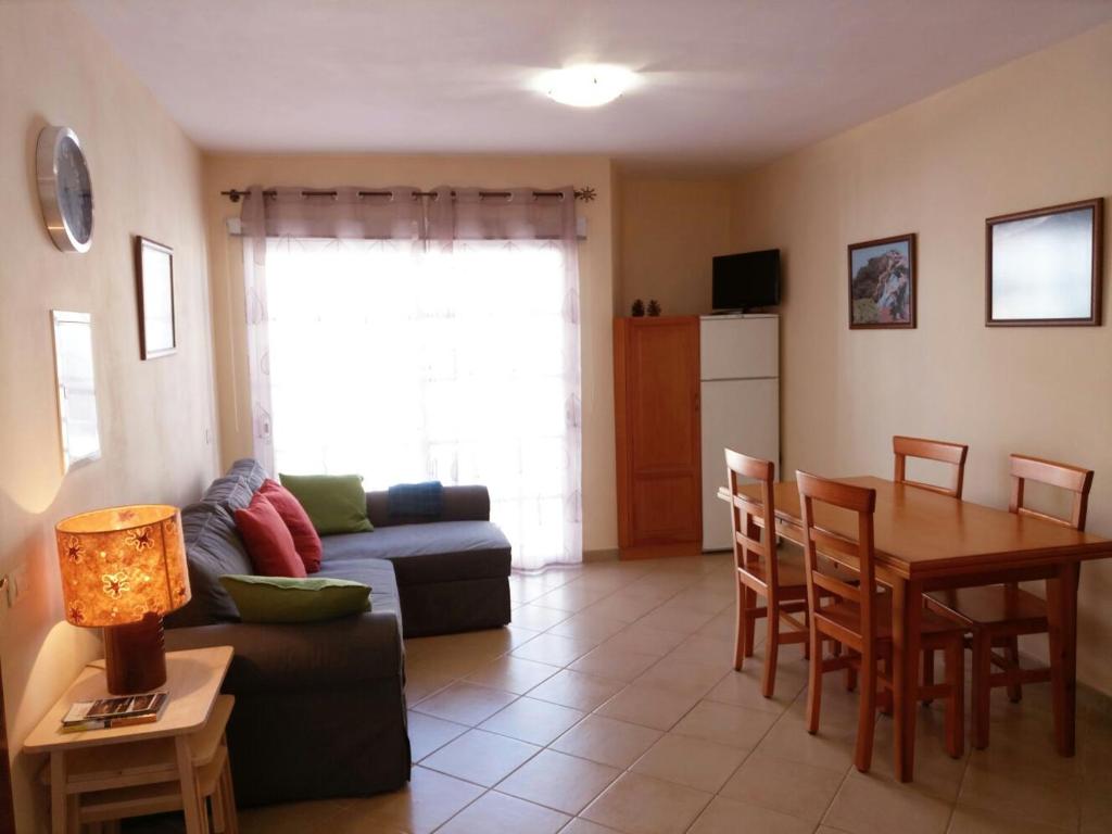 ein Wohnzimmer mit einem Sofa und einem Tisch in der Unterkunft VV Calle La Ola in La Restinga