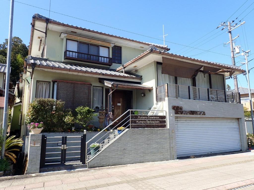 una casa con una puerta delante de ella en Kumano Backpackers, en Tanabe